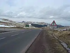 Dernière ligne droite du versant ouest du col. Vue sur la Banne d'Ordanche.