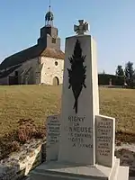 Le monument aux morts et l'église de Rigny.