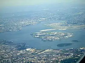 Vue aérienne de Rikers Island, avec le pont sur la droite