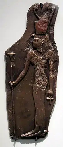 Plaque, bronze : déesse égyptienne Mout, VIIe siècle. Dépôt votif, temple d'Athéna, Milet. Altes Museum.
