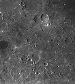 Image en vue de dessus de la surface lunaire, avec des cratères diffus.