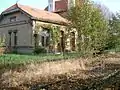 Gare de Voncq (et de Roche) en bas de la colline, à proximité du canal.