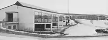 Photo en noir et blanc d'un établissement scolaire