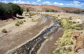 Le río La Quiaca, à la frontière entre la Bolivie (à gauche) et l'Argentine (à droite).