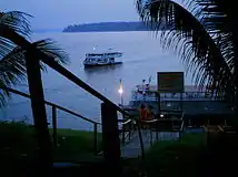 Le port de passagers de Porto Velho, à la nuit tombante.