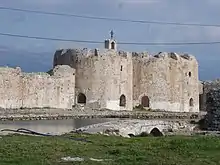 photographie couleurs : une forteresse en pierres grises