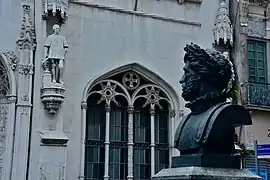 Statues et buste de Luís de Camõesat la façade