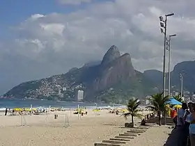 La plage d'Ipanema avec au fond le Morro Dois Irmãos