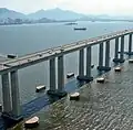 Le Pont Rio-Niterói, tronçon de la BR-101 sur la baie de Guanabara entre les villes de Rio de Janeiro et Niterói.