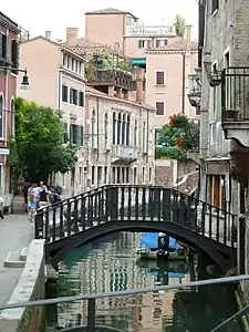 Ponte de la Donna Onesta reliant Calle Boldù et la Fondamenta del Forner