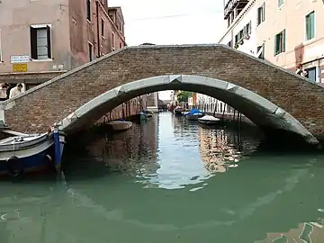 Ponte Novo longeant le rio de Sant'Ana et reliant Fondamenta san Gioachin et Via Garibaldi