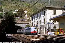 L'Intercity Turin-Naples, tractée par la locomotive E.444.080, traverse sans arrêt la gare de Riomaggiore le 16 mars 1991. La troisième voie était encore visible.