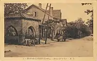 Le porche et contre la forge maréchalerie Lapeyre. Carte postée en 1946.