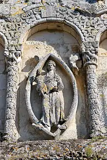 La mandorle de la Vierge à l'Enfant, sur l'église de Rioux.