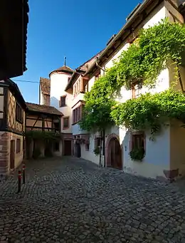 Cour des évêques de Strasbourgfaçades, toitures, arcade d'entrée extérieure