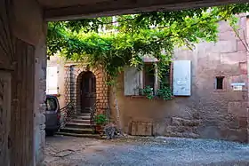 Maisonfaçades sur rue avec porte d'entrée, façade sur cour avec tourelle d'escalier, vestibule d'entrée