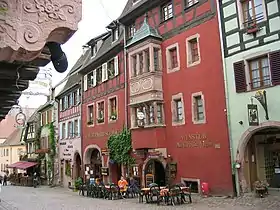 Maisonfaçade sur rue avec oriel, toiture, porte gothique