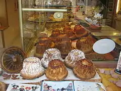 Kouglofs dans une vitrine.