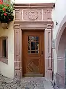 Ancienne cour des Évêques : porte de 1597 de la tourelle d'escalier.