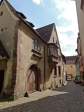 Maisonfaçade sur rue avec oriel, façade sur cour, puits