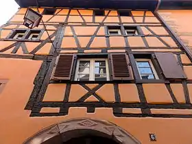 Maisonfaçades sur rue, façade sur cour avec tourelles d'escalier et galeries, toiture, puits