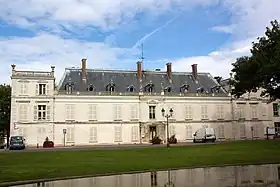 Le château de Fromont, actuel hôtel de ville.