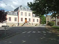 Mairie et route menant à Châteldon