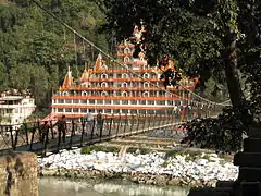 Les rives du Gange à Rishikesh et le Temple de Lakshman Jhula.