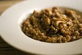 Risotto de lard et noix de cajou au Marsala, cuisine italienne.