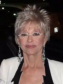 Rita Moreno dans le rôle de Lydia Riera.