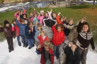 Participants de l’école Bon-Pasteur de Sainte-Jeanne-d’Arc près du Tacon Site des Rites.