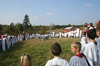 Les participants ont créé un vêtement cérémonial qui leur permet d’entrer en relation avec l’ours.