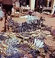 Vente de petits asens sur le marché de Porto-Novo (1966).