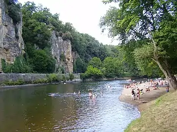 Plage au bord de la Dordogne, face à Vitrac.