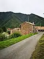 Hameau du Lauch (742 m) dominé par le Cap de Sarradère.