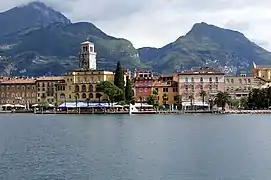 Le bourg, vu du lac