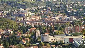 Vue du pont autoroutier traversant la ville de Rive-de-Gier