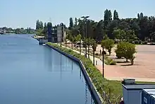 Rive gauche de l'Allier avec, au second plan, la Tour des Juges