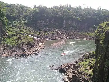 Le rio Iguaçu immédiatement en aval des cataractes.