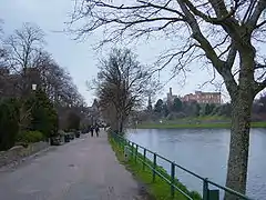 Les routes longeant les berges isolent le milieu aquatique du reste du paysage.