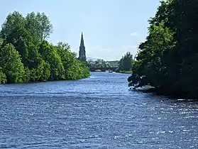 La fleuve Moy avec au loin le clocher de la cathédrale.