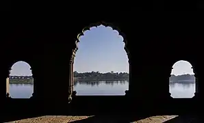 La Narmada vue depuis le fort de Maheshwar.