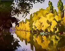 Peinture montrant une eau parfaitement lisse dans la quelle se reflètent des massifs d'arbres, et avec un homme dans une petite barque