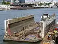 Dock flottant pour péniche sur la Seine.