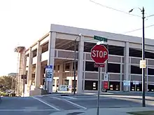 Une rue avec un bâtiment et un panneau stop.