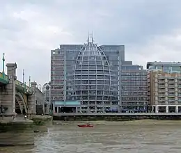 Photographie des bâtiments formant le front de la Tamise, centrée sur le bâtiment à façade de verre et de métal de Riverside House.