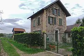 Une maison isolée au lieu-dit Châteaubourg.