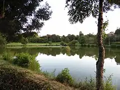 La rivière, au sud de la cité médiévale.