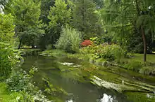 Une rivière artificielle du parc.