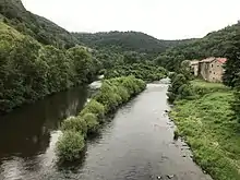 Rivière de l'Allier dans le village de Saint Julien des Chazes.